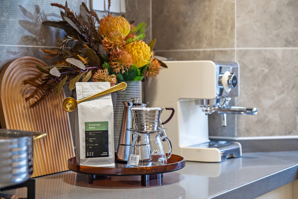 轻奢风格室内家装案例效果图-厨房餐具 轻奢风格室内家装案例效果图-厨房餐具